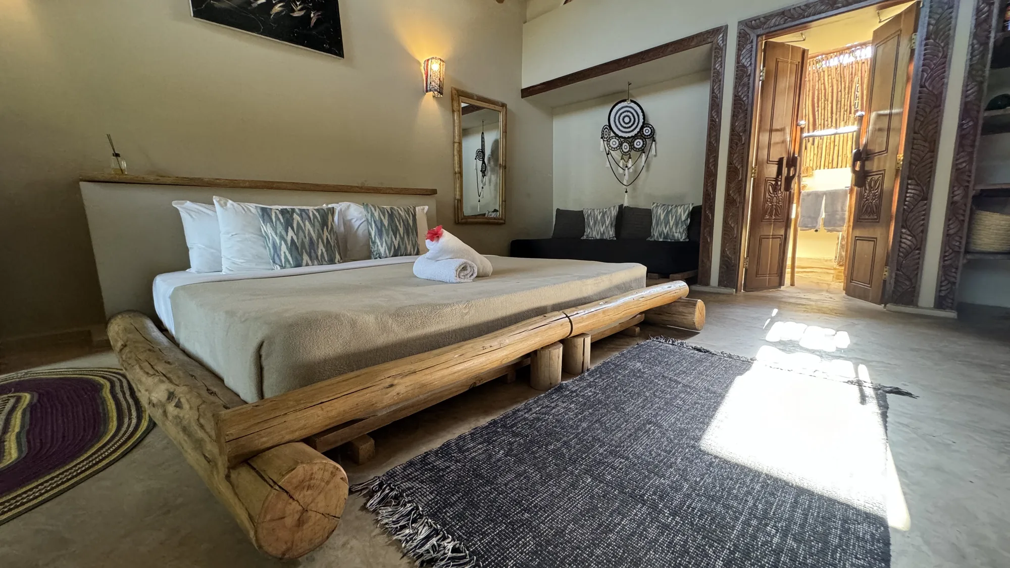 El Nido Poolside Villa with tropical garden and pool just steps away