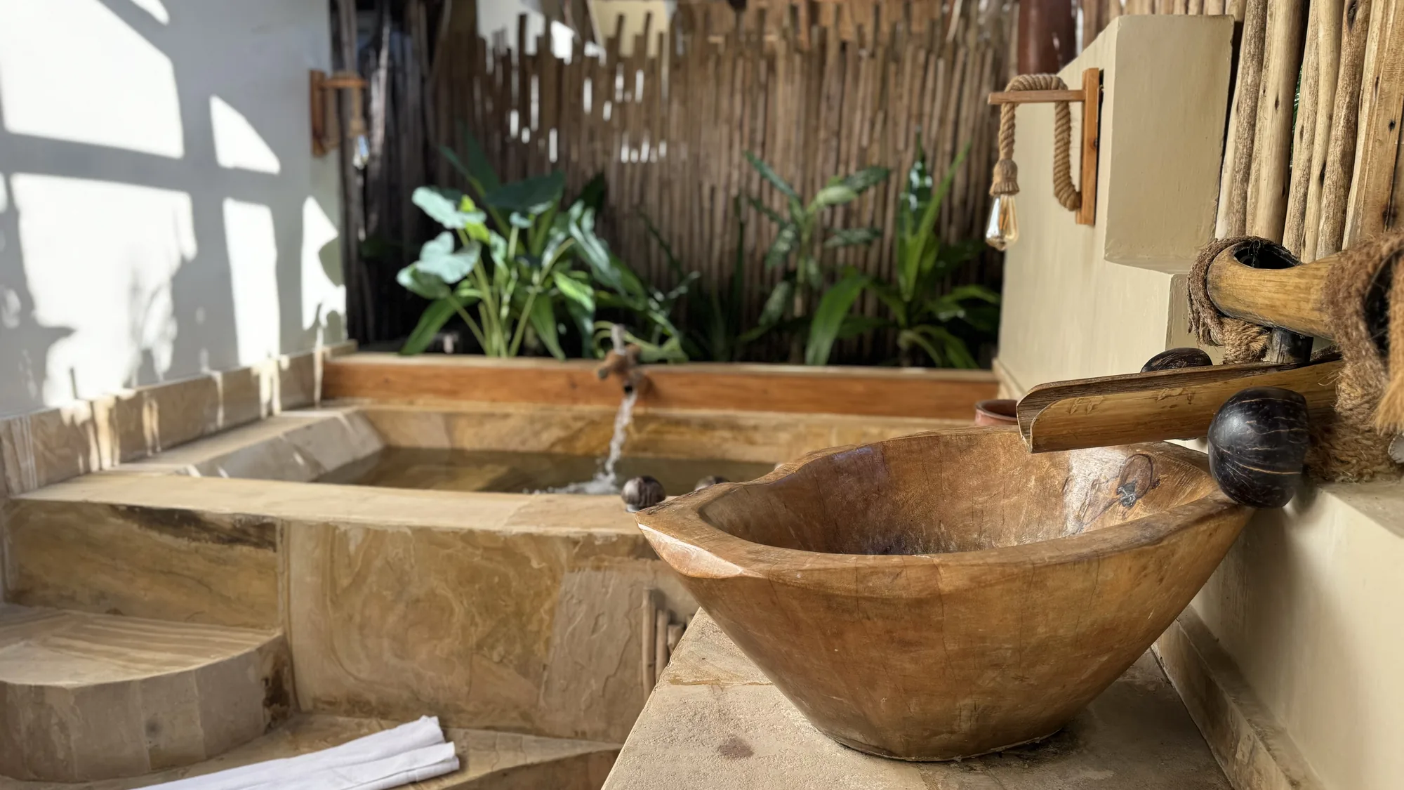 Detail of the outdoor bathroom